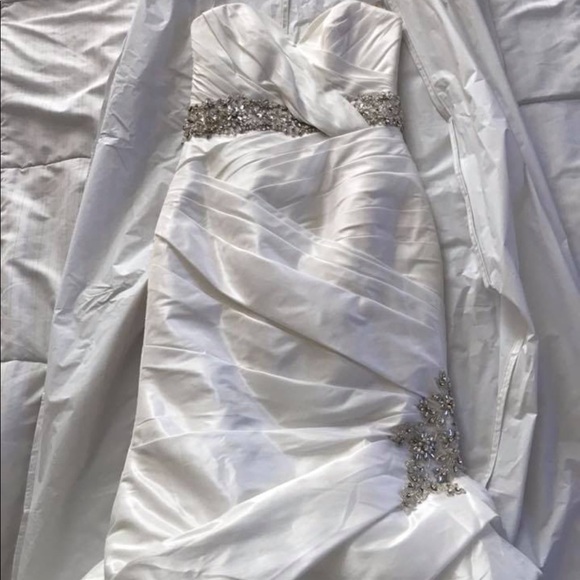 Dresses & Skirts - Beautiful Brand New Wedding Dress